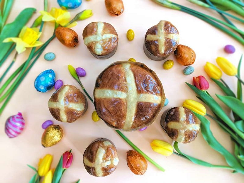 نانهای گرم بان (Hot Cross Buns) مخصوص عید پاک