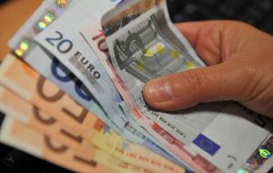 یورو/دلار آمریکا ثابت می ماند، اما با جشن گرفتن دلار در شرط بندی های فدرال رزرو، پنجه هایش را تیز می کند توسط Investing.com