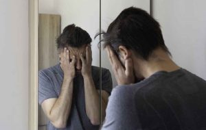 اختلال خودزشت انگاری؛ چطور با احساس زشت بودن‌مان مقابله کنیم؟