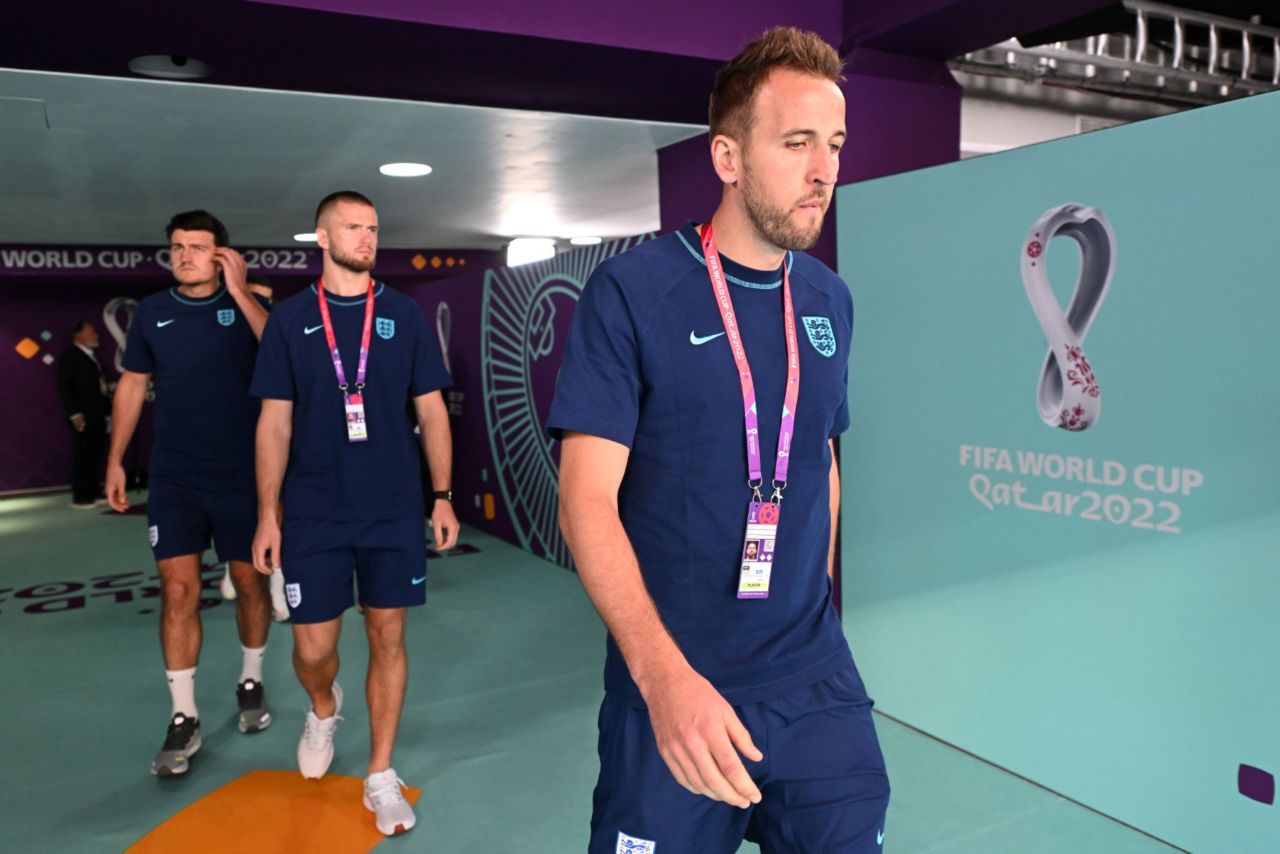 عکس | بازیکنان انگلیس به چمن خلیفه رسیدند