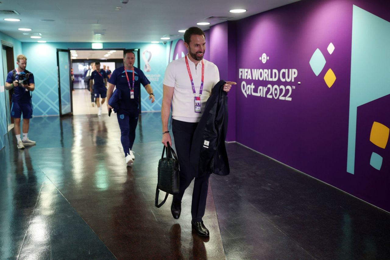 عکس | بازیکنان انگلیس به چمن خلیفه رسیدند