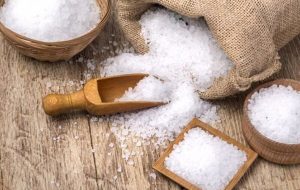 خوردن نمک زیاد چه بلایی سرتان می‌آورد