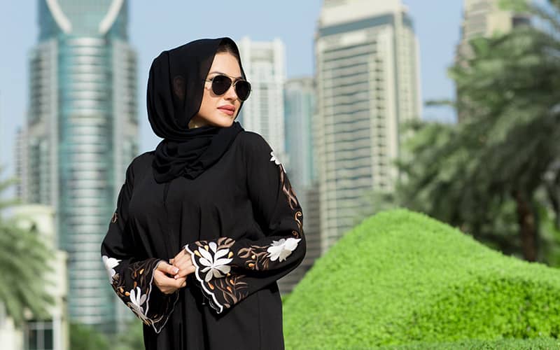 زنی با روسری و مانتوی مشکی در عربستان