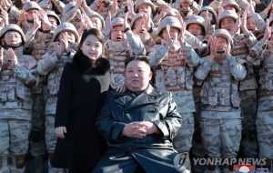 اون در کنار دخترش: کره شمالی می‌خواهد قوی‌ترین نیروی اتمی جهان باشد