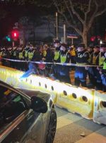 بی بی سی می گوید پلیس چین به خبرنگاری که تظاهرات را پوشش می داد حمله کرد