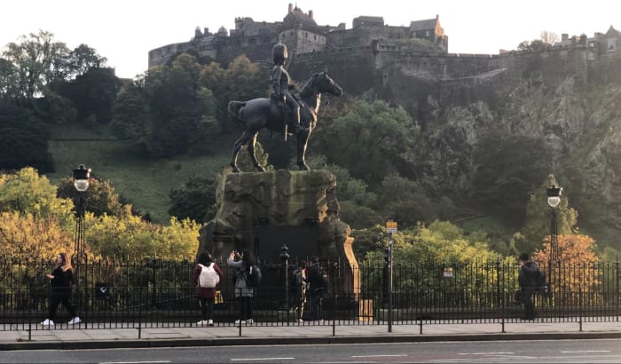 پرتو امید در سرزمین هیچ کس: یک تابش خورشید بین خیابان پرنس و قلعه ادینبورگ