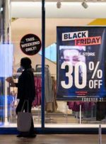 بیشتر خریداران جمعه سیاه به فروشگاه ها بازگشته و به دنبال معاملات هستند