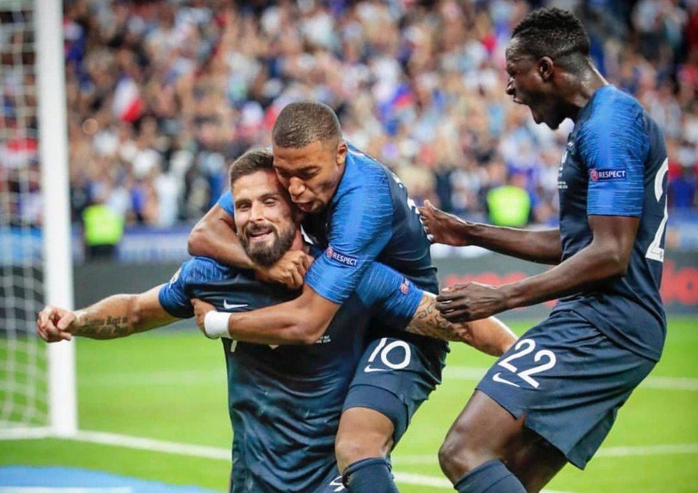 تقابل خروس‌ها با عقاب‌های آفریقا و کانگروها در قطر