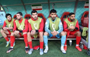 حضور یکساعته بازیکنان ایران در رختکن بعد از باخت به انگلیس