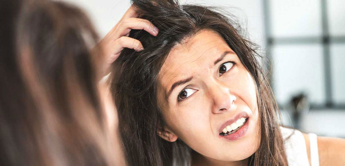 خارش پوست سر را چگونه رفع کنیم؟/ راه‌کارهایی برای مقابله با شپش، گال و شوره سر