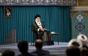 رهبر ایران می‌گوید «دشمنان» ممکن است کارگران را هدف قرار دهند، زیرا اعتراضات در حال خشم است