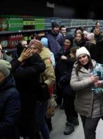 ساکنان خرسون با افتتاح اولین سوپرمارکت اوکراینی انبار می کنند