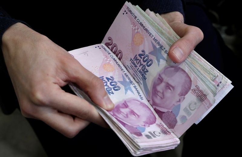 با نزدیک شدن به انتخابات، شرکت های بانک مرکزی ترکیه بر لیر چنگ می زنند