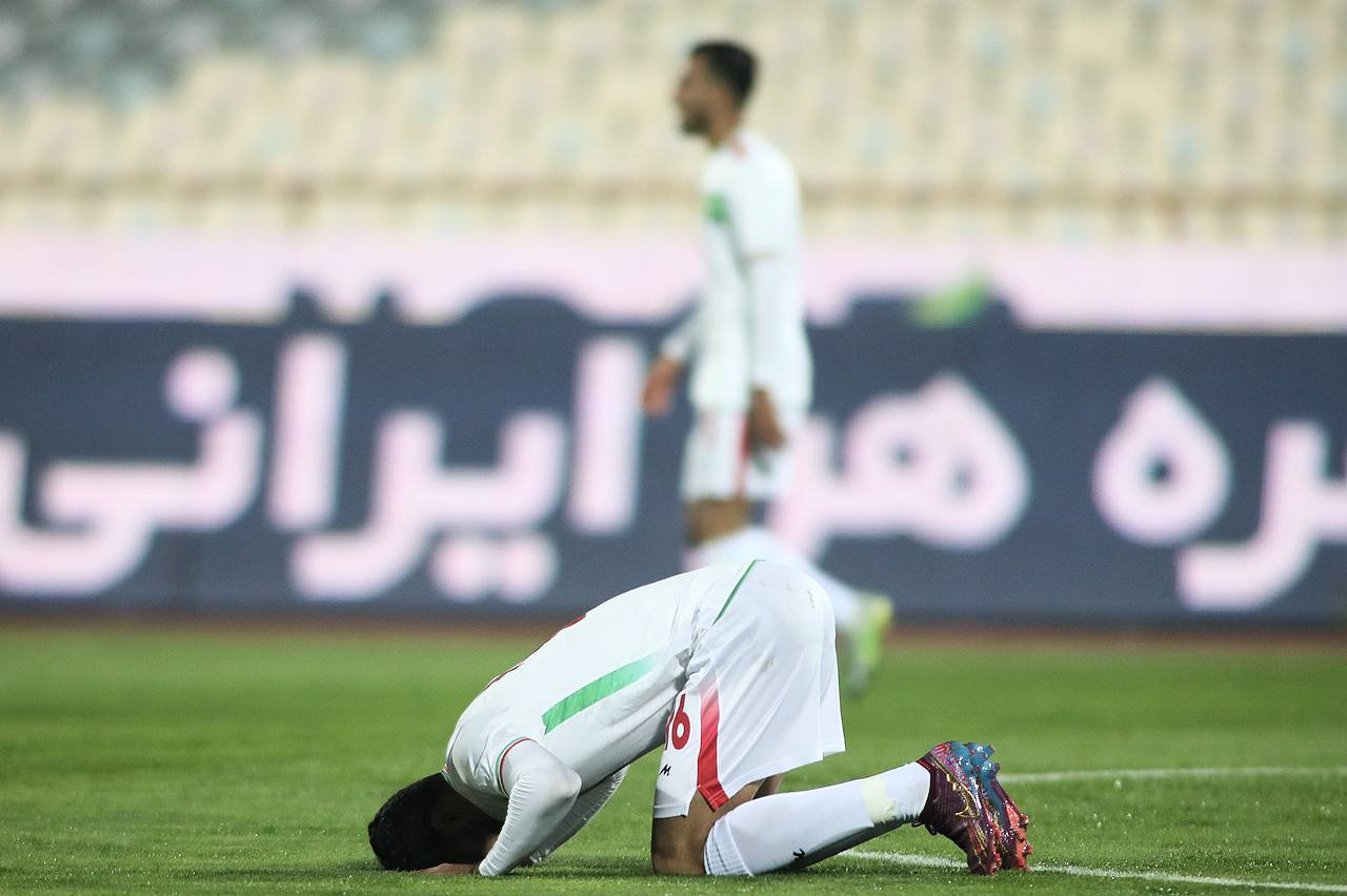 عکس | سجده شکر ملی پوش فوتبال در حضور تماشاگران خارجی