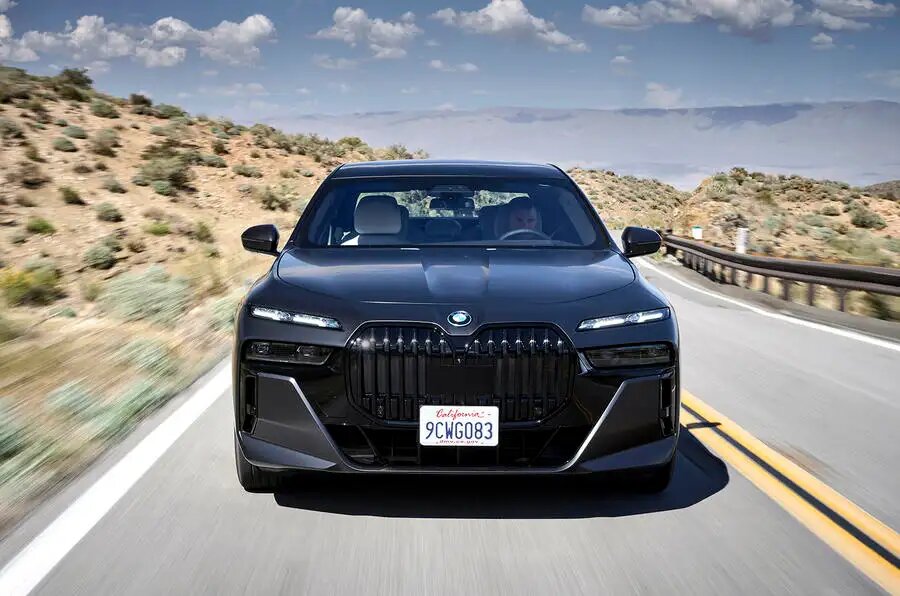 عکس |‌ ظاهر فضایی و قیمت نجومی؛ ب‌ام‌و i7 برقی چه چیزی برای عرضه دارد؟