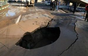 لحظه دلخراش بلعیده شدن چند جوان در زمین + فیلم لحظه دلخراش بلعیده شدن چند جوان در زمین + فیلم