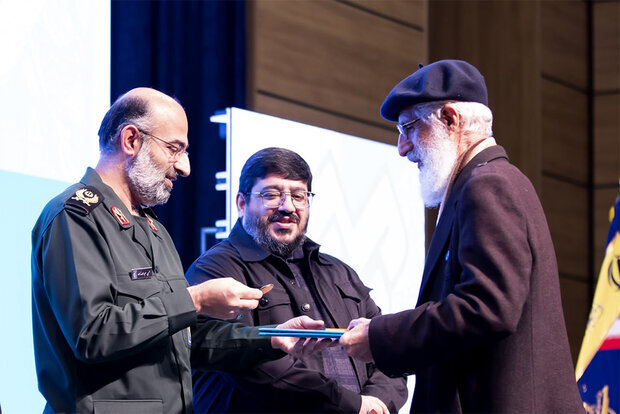 معرفی برگزیدگان بخش "رادیو تئاتر" در جشنواره تئاتر مقاومت/ نشان مقاومت تقدیم به "آرتین" 