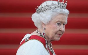 ملکه با انتشار کتاب «ملکه: زندگی او» از دنیای مردگان بازگشت