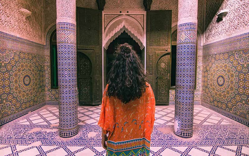 زنی با لباس محلی در ساختمانی تاریخی در مراکش