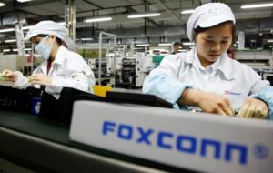 چین محدودیت های قرنطینه خود را برای منطقه اطراف کارخانه آیفون فاکس کان لغو کرده است