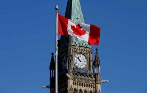 کسب‌وکارهای کانادایی از دولت فدرال می‌خواهند تا کارمندان خود را به کار خود بازگرداند