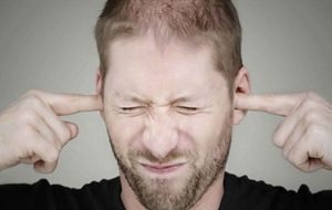 وزوز گوش نشانه چیست و چگونه درمان می شود؟