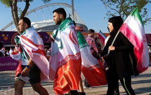 خبرآنلاین – عکس| یک روحانی در مراسم استقبال از تیم ملی با پرچم ایران