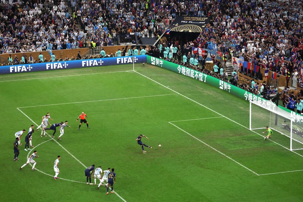 دست خدا روی شانه‌های مسی