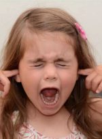 علت تیک عصبی در کودکان چیست و چگونه آن را برطرف کنیم؟