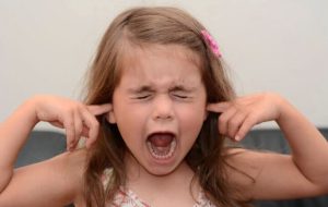 علت تیک عصبی در کودکان چیست و چگونه آن را برطرف کنیم؟