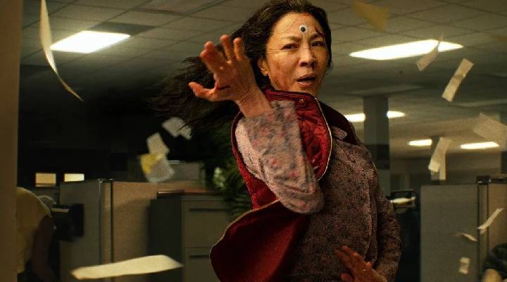 نمایی از فیلم همه چیز همه جا به یک‌باره