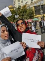 استفاده طالبان از خودروی آب‌پاش و شاخه‌ درخت برای متفرق کردن معترضان زن