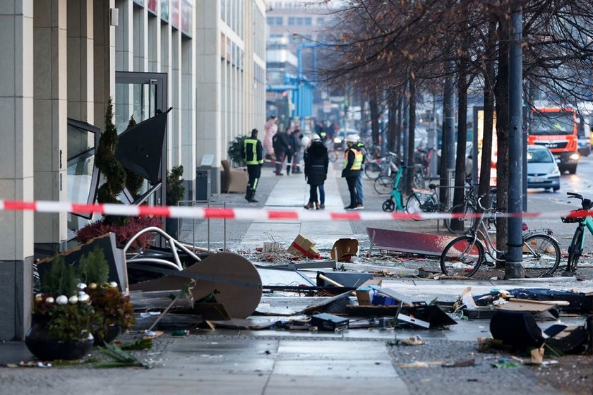 انفجار بزرگترین آکواریوم استوانه‌ای جهان