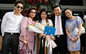 دختر تاکسین نخست‌وزیر سابق تایلند پیشتاز نظرسنجی‌های پیش از انتخابات را افزایش داد