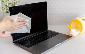 صفحه نمایش لپ تاپ را چگونه تمیز کنیم؟