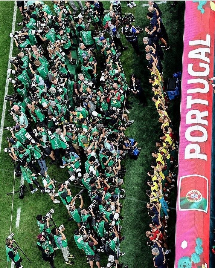 عکس | ازدحام وحشتناک عکاسان برای ثبت تصویر رونالدو روی نیمکت ذخیره