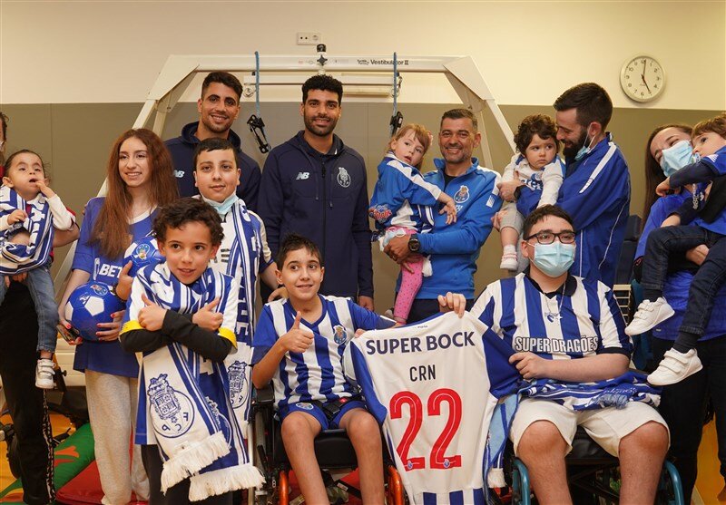 عکس | اقدام خیرخواهانه طارمی و سرمربی پورتو