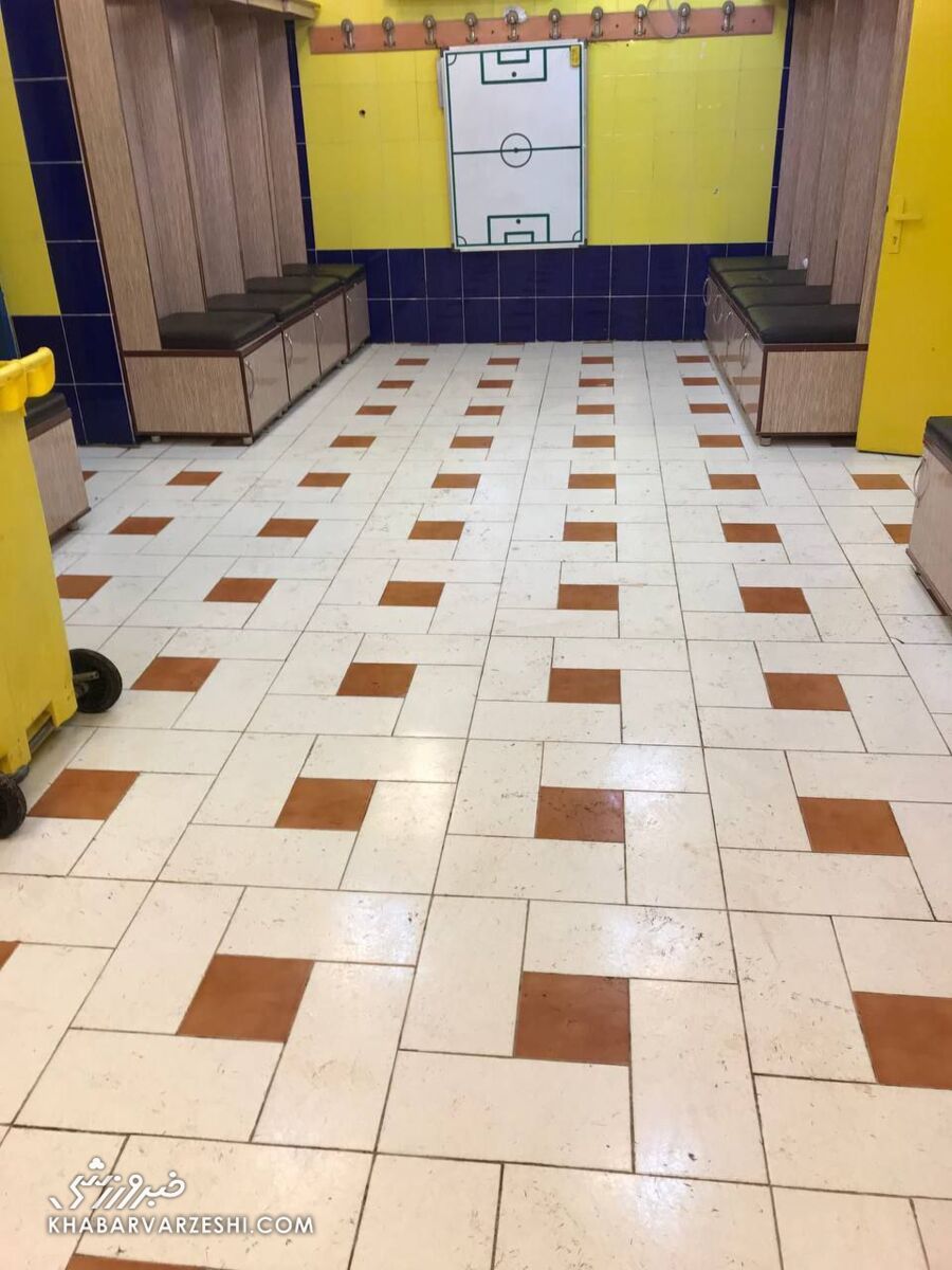 عکس| وضعیت رختکن استقلال پس از پیروزی مهم/ آبی‌های پایتخت ژاپنی شدند!