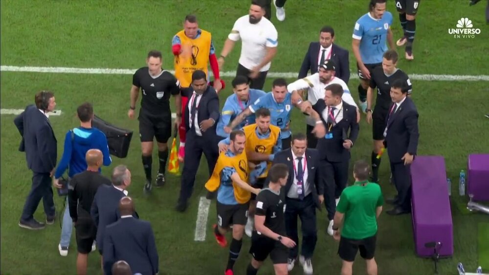 عکس | حمله به داور بعد از بازی اروگوئه-غنا