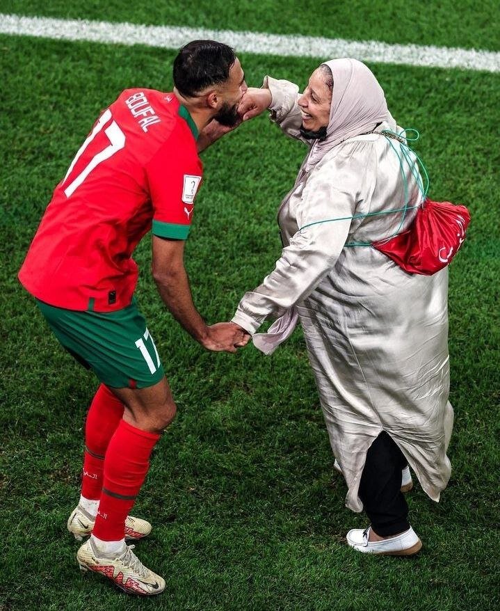 عکس | رقص و پایکوبی ستاره تیم ملی مراکش با مادرش