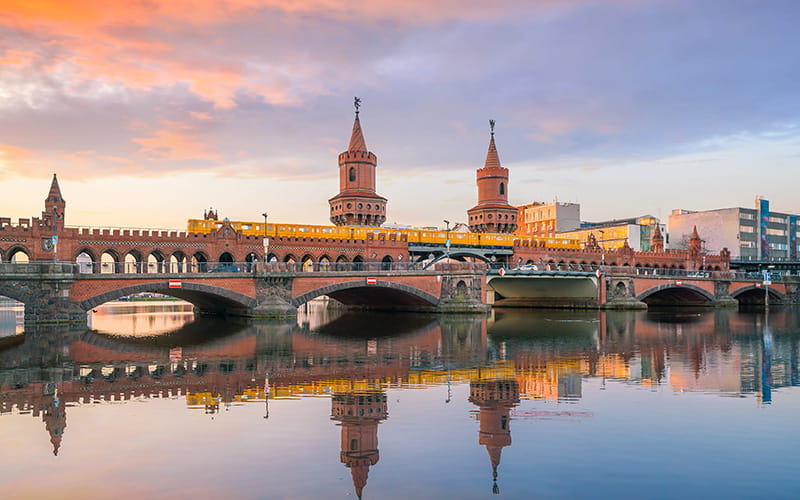 پلی بزرگ با دو برج مناره ای در برلین