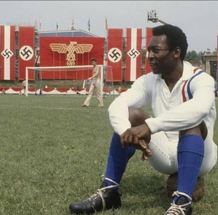 عکس | وقتی پله مقابل نازی‌ها ایستاد!