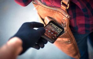 غارت مغازه موبایل فروشی توسط دزدان + فیلم غارت مغازه موبایل فروشی توسط دزدان + فیلم