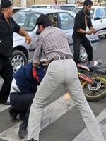 لحظه سرقت وحشیانه موبایل با قمه در خیابان بهشت تهران + فیلم لحظه سرقت وحشیانه موبایل با قمه در خیابان بهشت تهران + فیلم