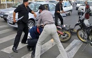 لحظه سرقت وحشیانه موبایل با قمه در خیابان بهشت تهران + فیلم لحظه سرقت وحشیانه موبایل با قمه در خیابان بهشت تهران + فیلم