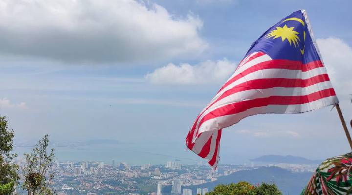 پرچم مالزی در ارتفاعات این کشور