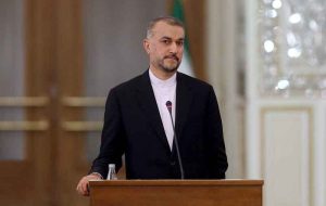 وزیر امور خارجه: از ابتکارات عمان استقبال می‌کنیم/دست بسته نیستیم