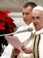 پاپ در شب کریسمس اصرار می کند که جنگ خسته و فقیر را به خاطر بسپار