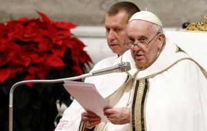 پاپ در شب کریسمس اصرار می کند که جنگ خسته و فقیر را به خاطر بسپار