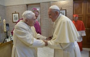 پاپ فرانسیس به دیدار پاپ بندیکت شانزدهم رفت/عکس